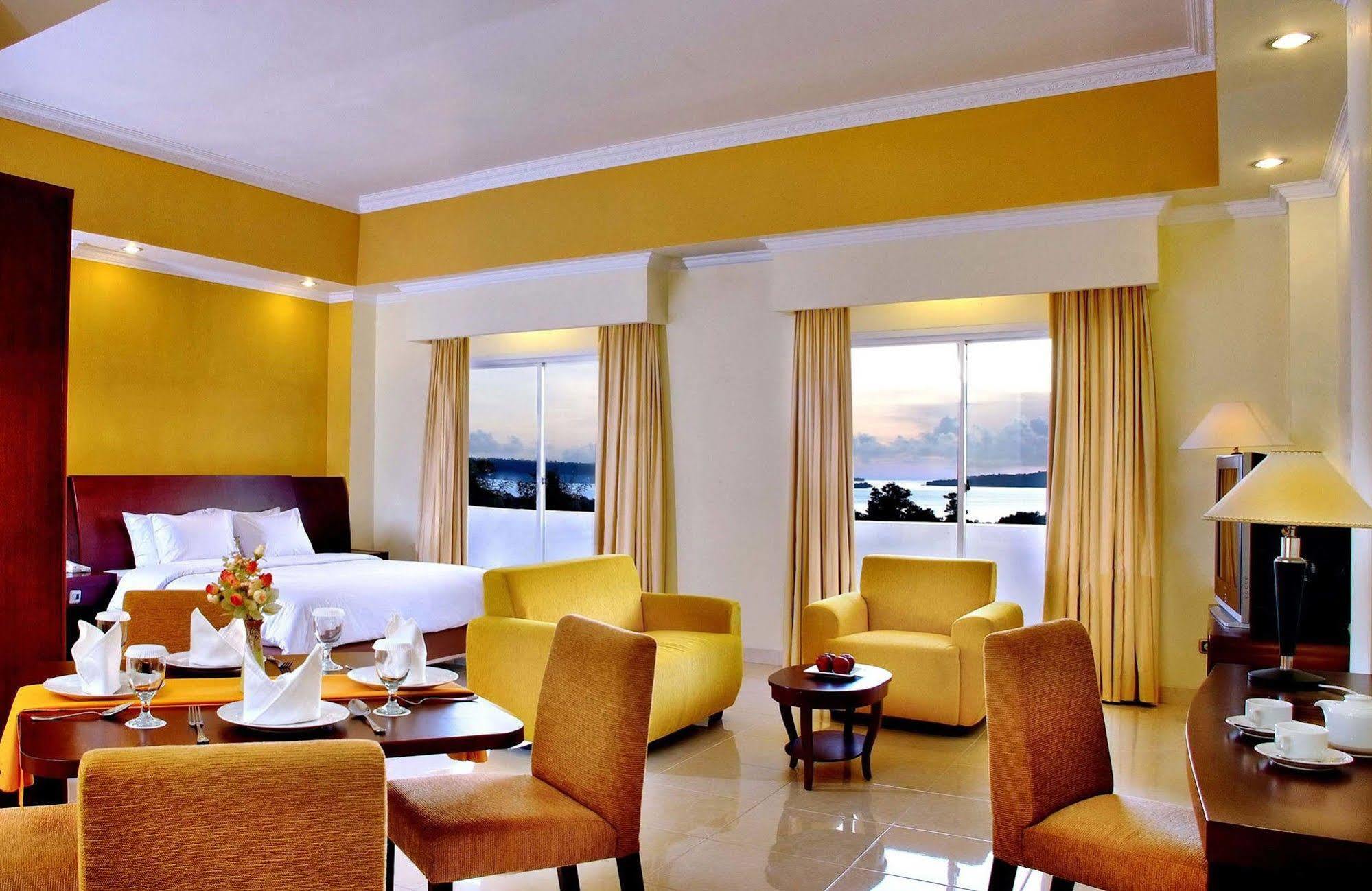 Aston Niu Manokwari Hotel & Conference Center Exterior foto