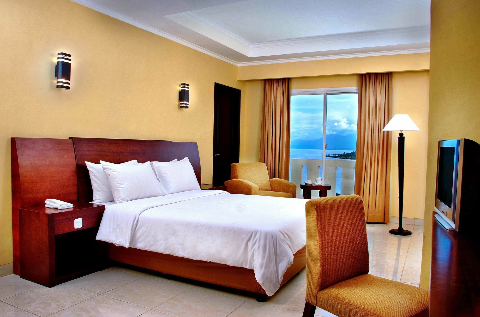 Aston Niu Manokwari Hotel & Conference Center Exterior foto